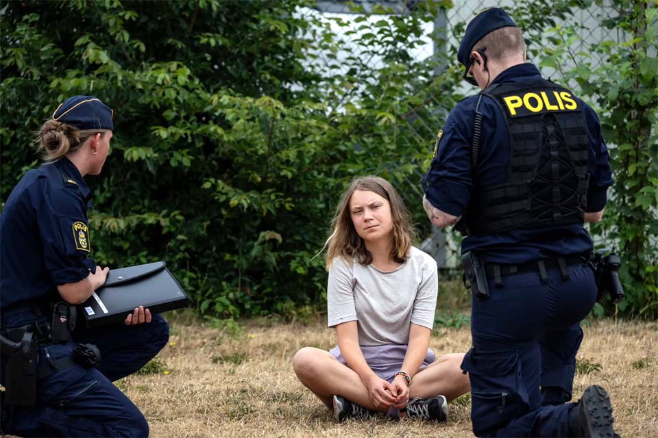 Greta Thunberg é presa na Suécia durante protesto contra petroleiros 