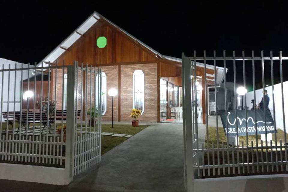 Igreja constrói templo com arquitetura no estilo enxaimel e fascina visitantes; primeiro culto foi embaixo de pé de manga