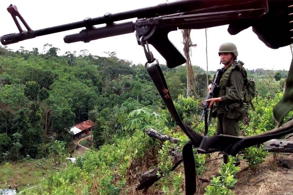 Grupos armados na Colômbia recrutam crianças de famílias venezuelanas, diz ONG