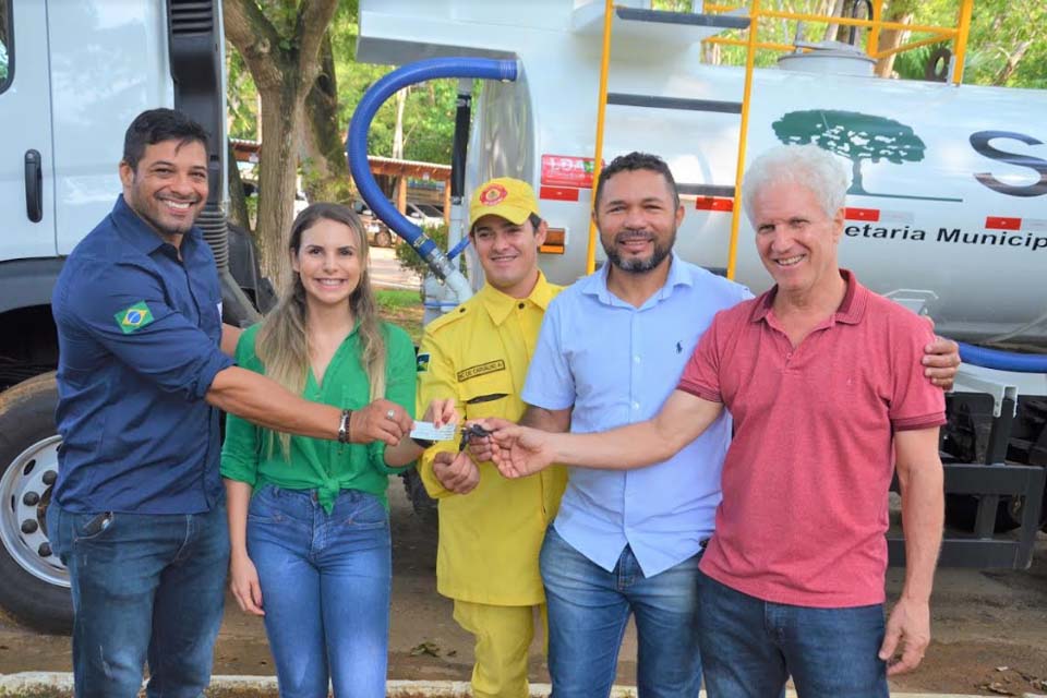 Secretaria de Meio Ambiente recebe caminhão pipa equipado com um tanque pipa de 10 mil litros