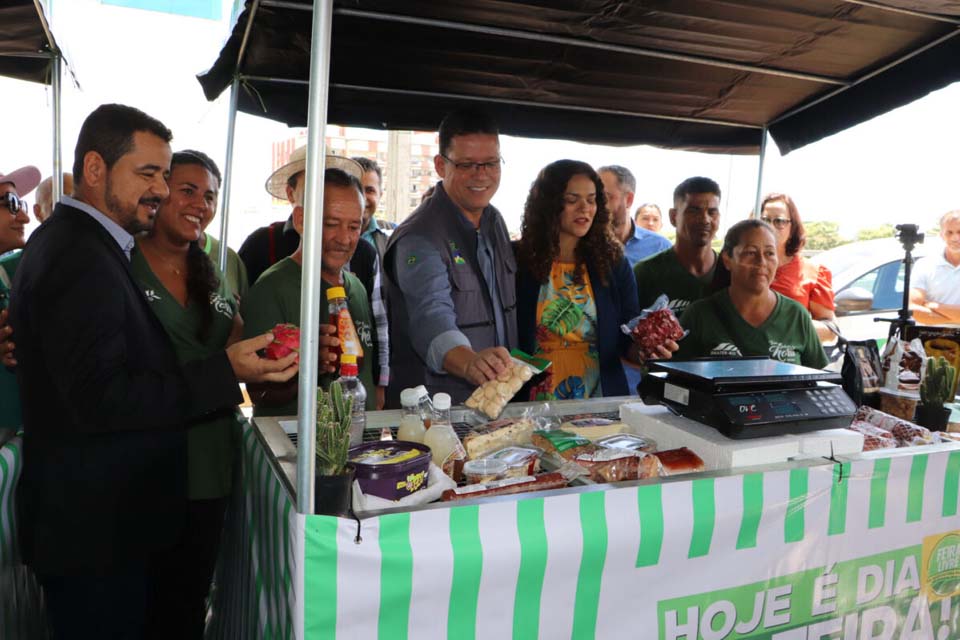 Governo entrega kits para feirantes e veículos para fortalecimento da assistência à agricultura familiar