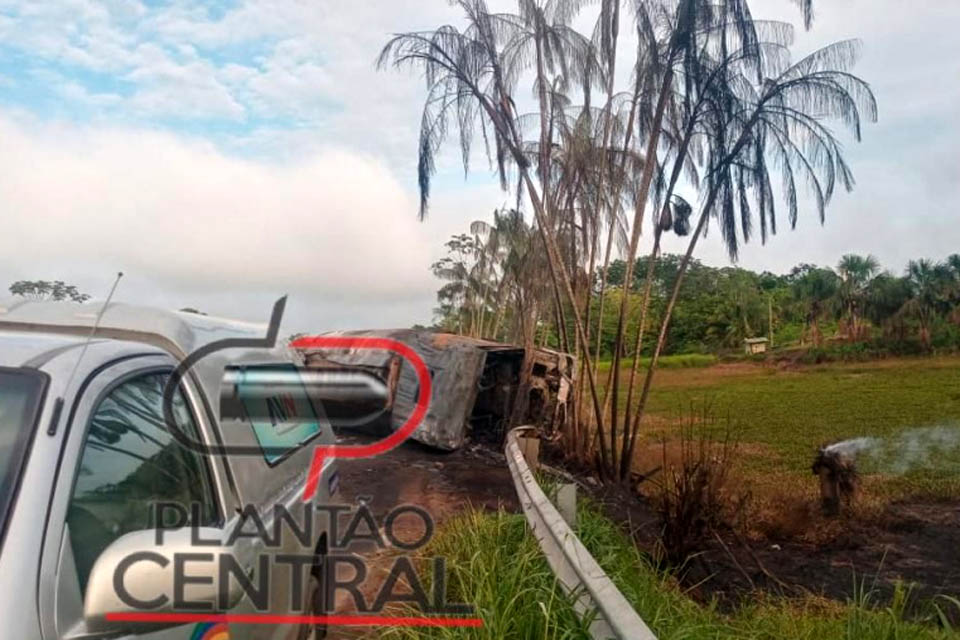 Motorista de caminhão tanque morre carbonizado após acidente na BR 364