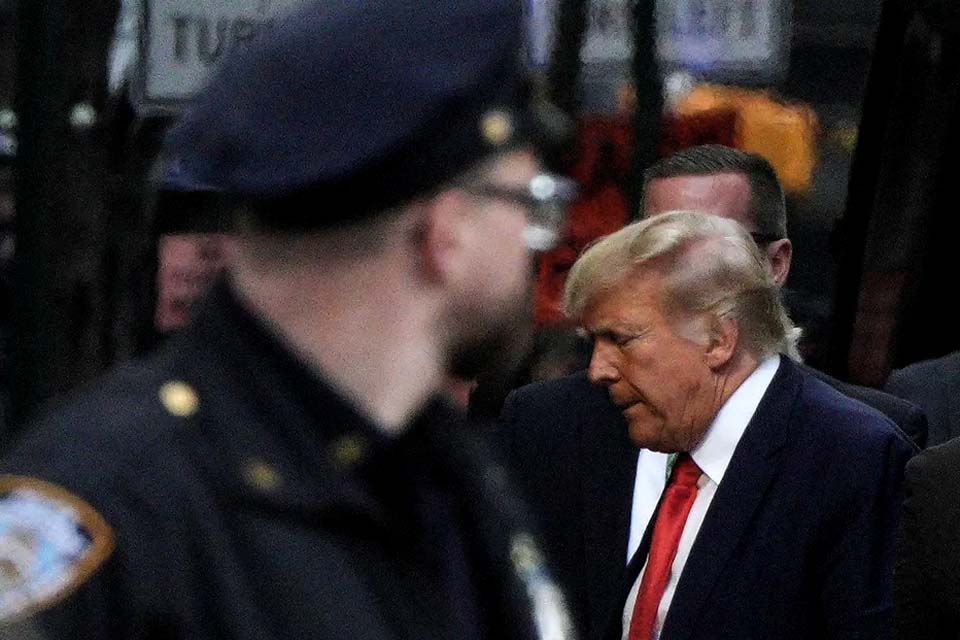 Trump se entrega à Justiça para audiência na qual será acusado por guardar documentos sigilosos em casa