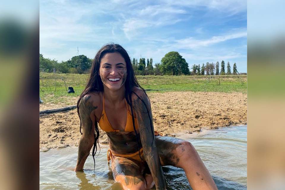 Leticia Salles aproveita intervalo de gravações de 'Pantanal' para tomar banho de lama