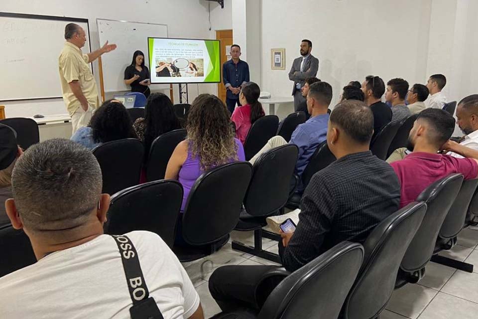 Parlamentar do Acre visita a Escola do Legislativo de Rondônia