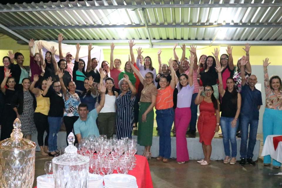 Equipe gestora da escola Nair Barros, faz momento de agradecimento a todos funcionários pela nota conquistada no IDEB