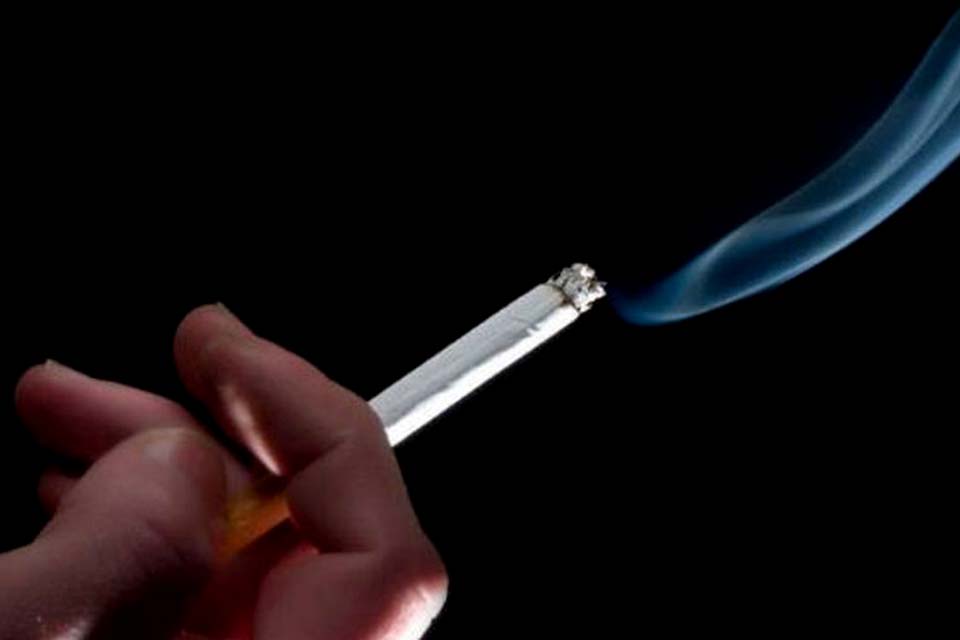 Preço baixo de cigarros favorece iniciação de adolescentes ao fumo