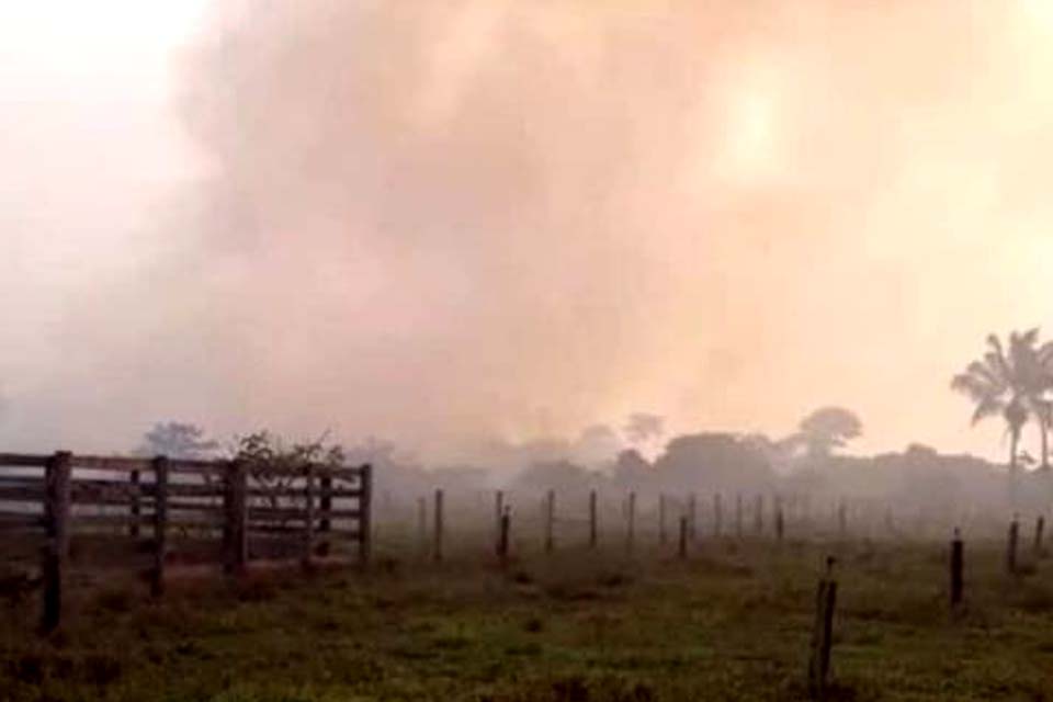 Labaredas gigantes ameaçam comunidade ribeirinha; incêndio iniciou no parque nacional, na Bolívia