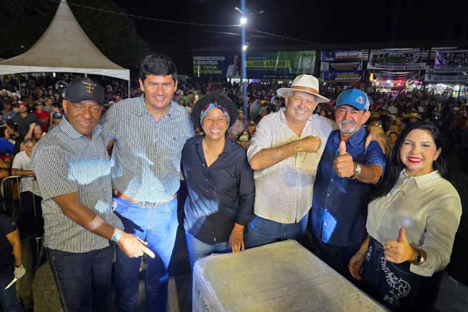 Deputada Sílvia Cristina participa mais um ano da Festa do Leite, no distrito de Palmeiras, em Nova Mamoré