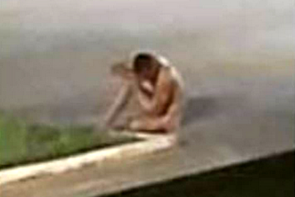 Câmeras flagram dois homens em picape espancando morador de rua