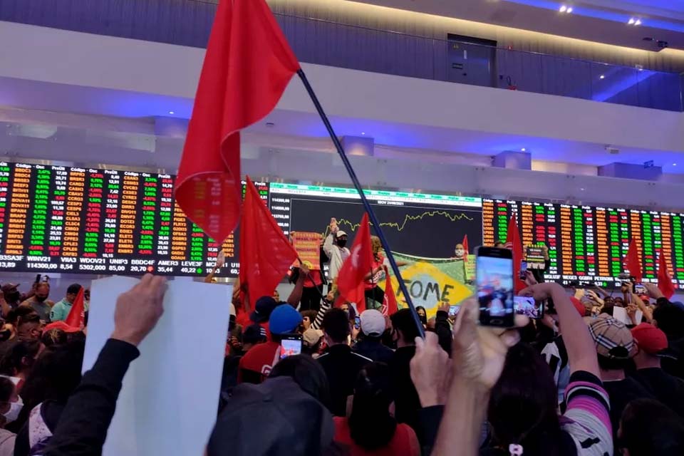 Movimentos sociais ocupam Bolsa de Valores, em SP, em protesto contra desemprego e inflação