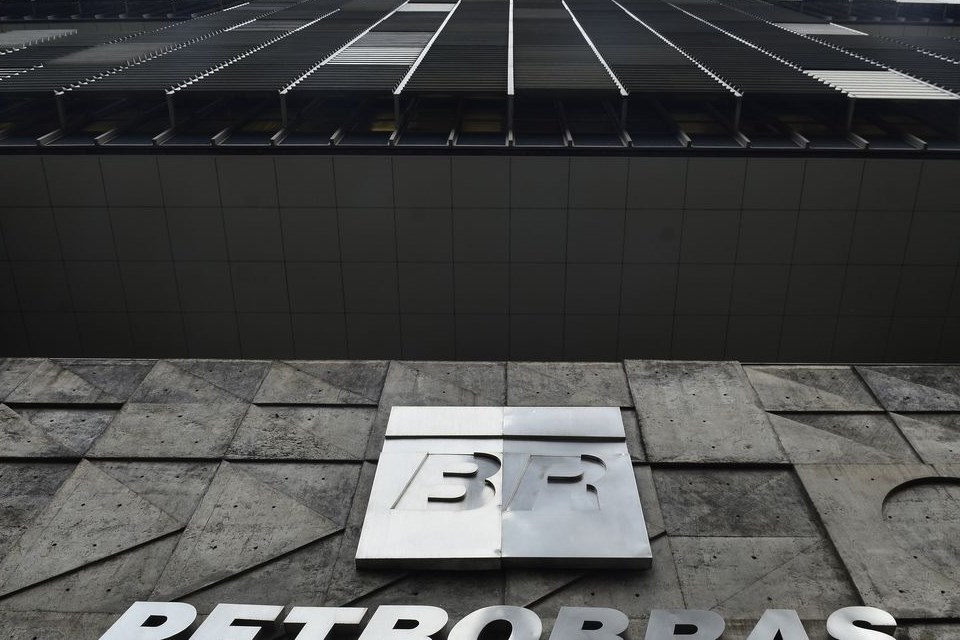 Petrobras reitera suspensão da venda de lote de gasolina de aviação