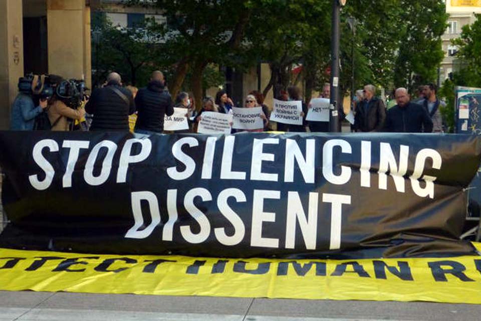 Rússia vive êxodo de profissionais críticos à guerra 