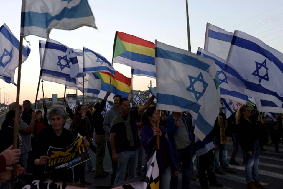 Aeroporto de Tel Aviv suspende operações por protestos em Israel