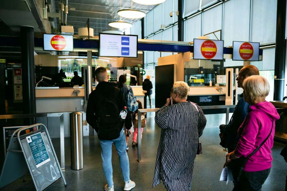 Finlândia reduzirá drasticamente os vistos turísticos para russos