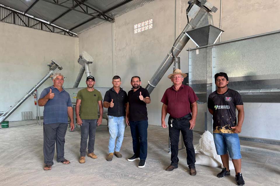 Deputado Laerte Gomes visita fábrica de ração em cooperativa de Castanheiras
