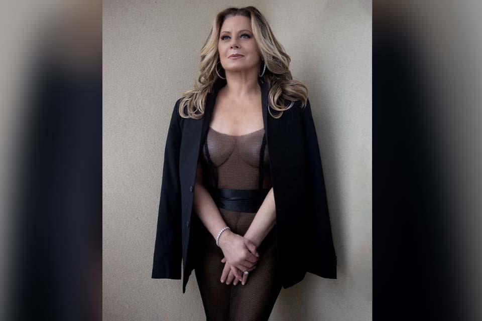 Vera Fischer posa de roupa transparente e quase mostra demais