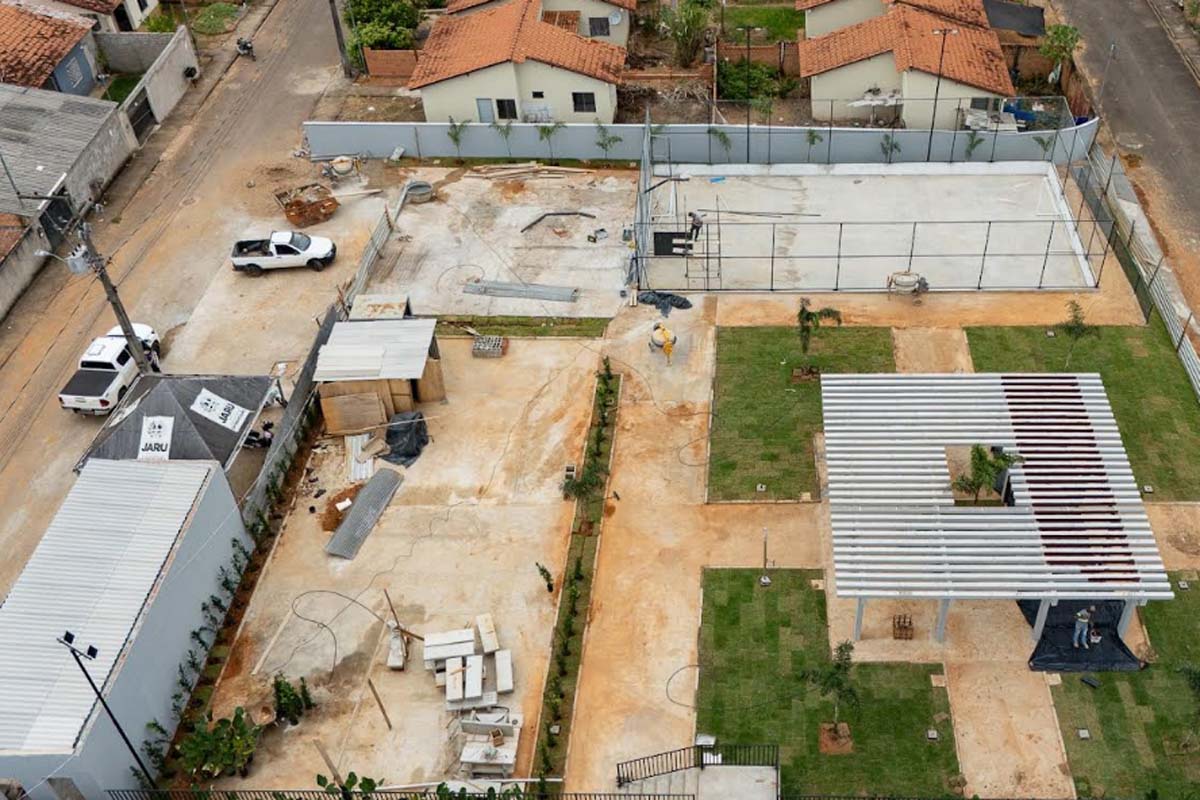 Praça e quadra Poliesportiva do Jardim Primavera estão em fase final de construção