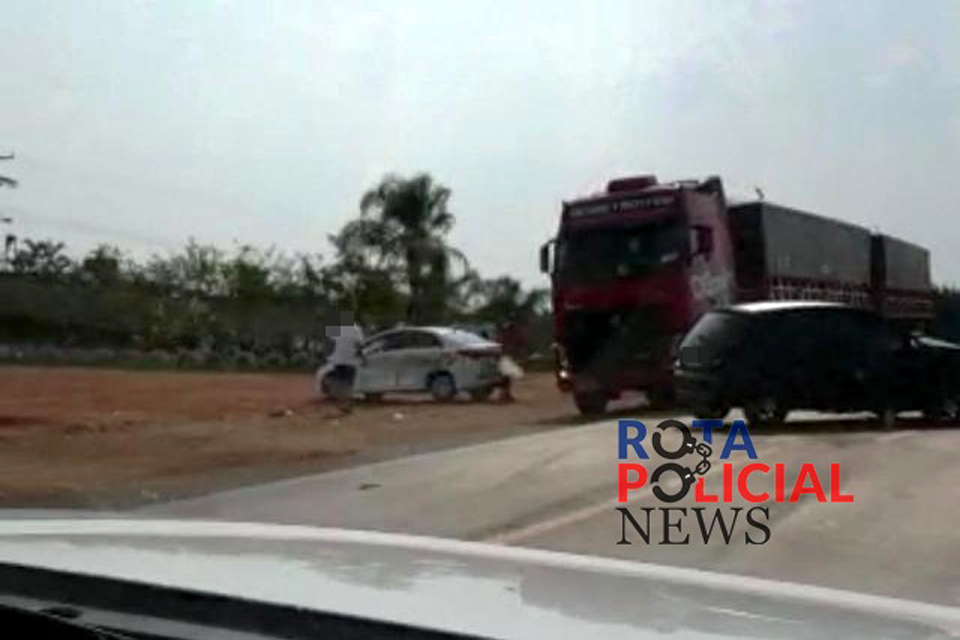 Acidente entre carros na BR-364 deixa mulher ferida 