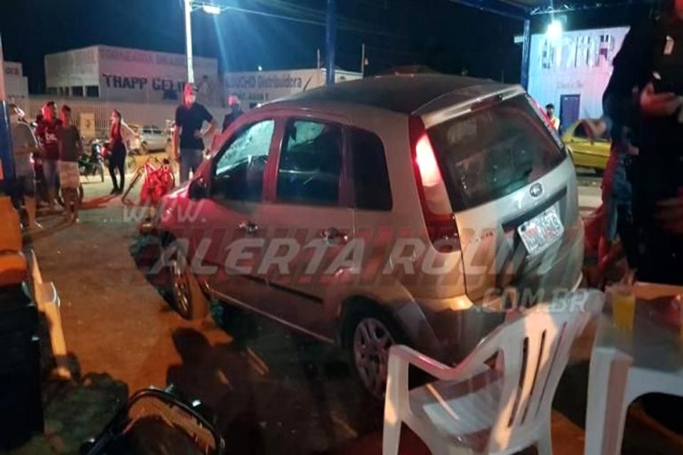 Motorista perde o controle da direção e atinge várias mesas e outros veículos