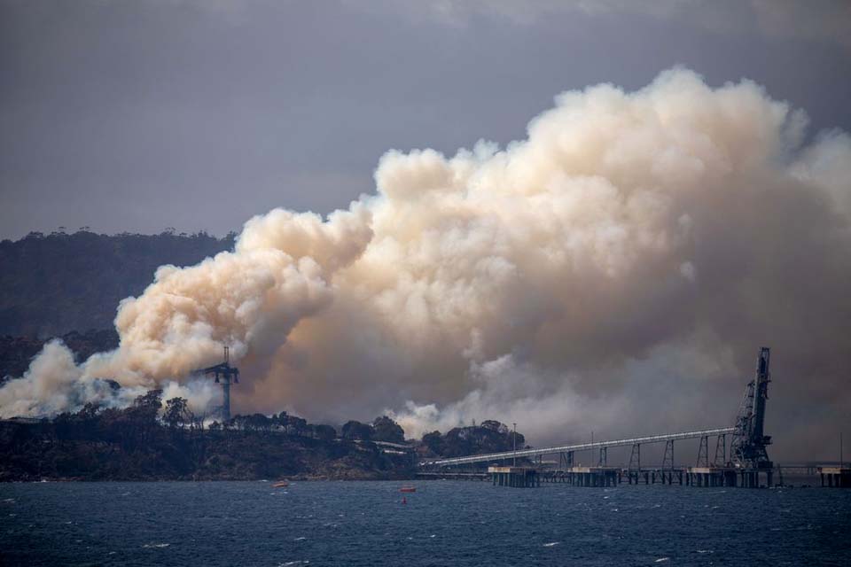Austrália: três pessoas morrem em queda de avião que combatia incêndio
