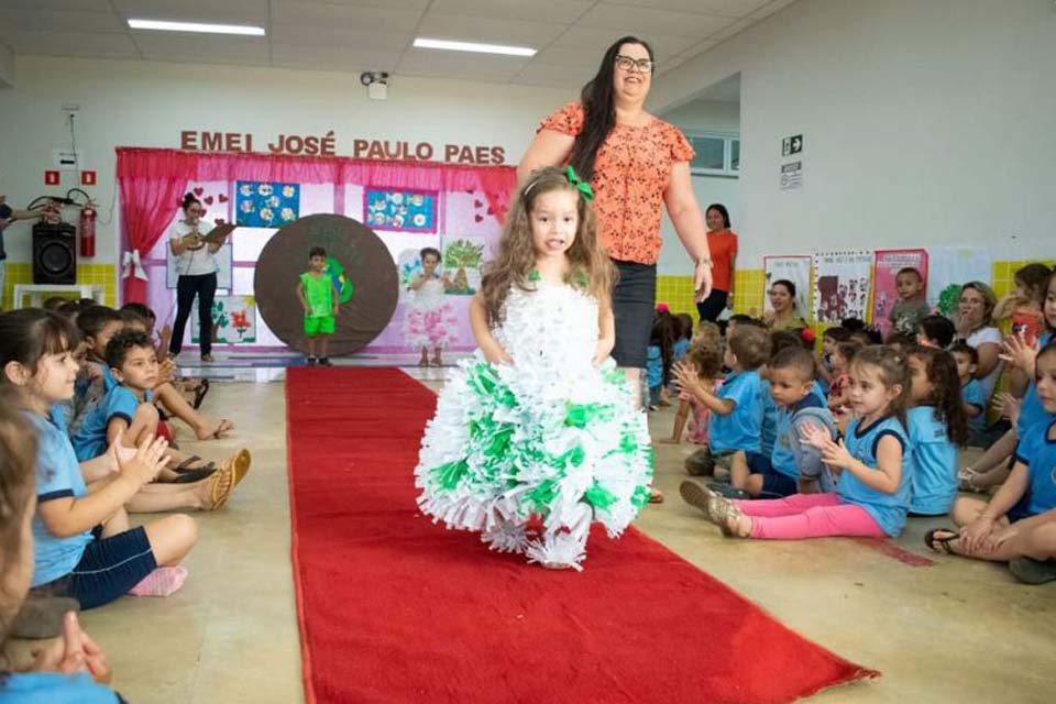Desfile de roupas recicláveis chama atenção em escola municipal ao conscientizar sobre Meio Ambiente