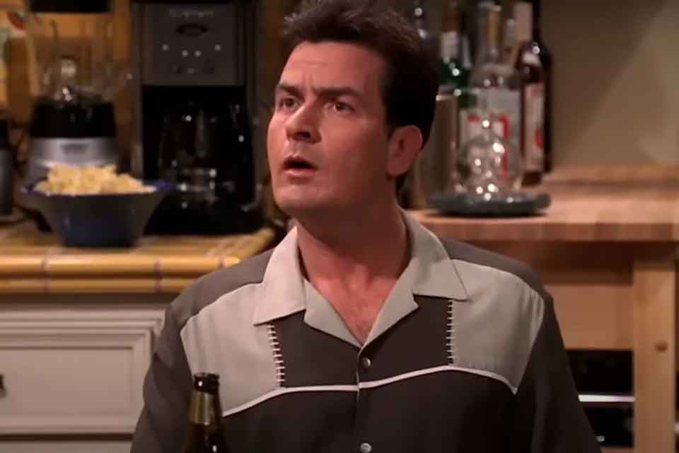 Charlie Sheen revela como mantém sobriedade: “Calafrios de vergonha”