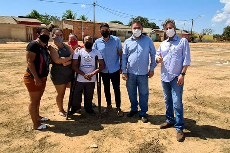 EMDUR vai instalar iluminação em campos de futebol de comunidades atendendo reivindicação do vereador Fogaça