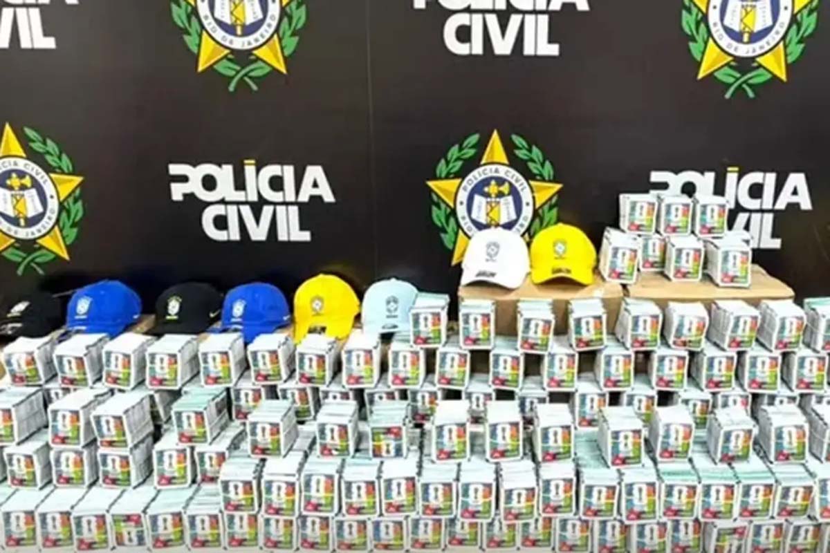 RJ: Polícia apreende mais de 200 mil figurinhas falsificadas da Copa