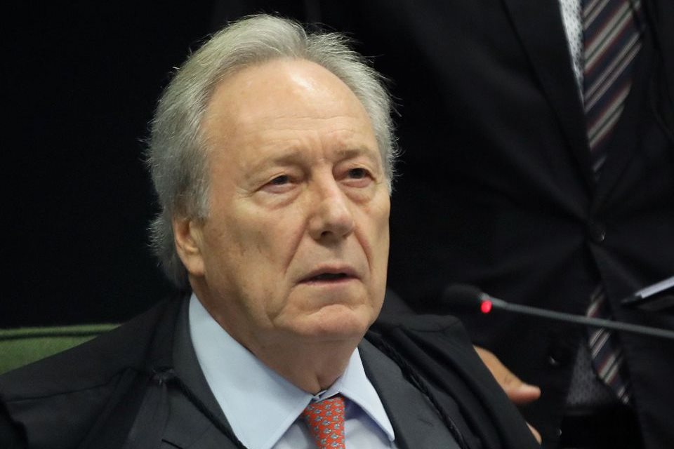 Lewandowski suspende aprovação automática de registro de agrotóxicos