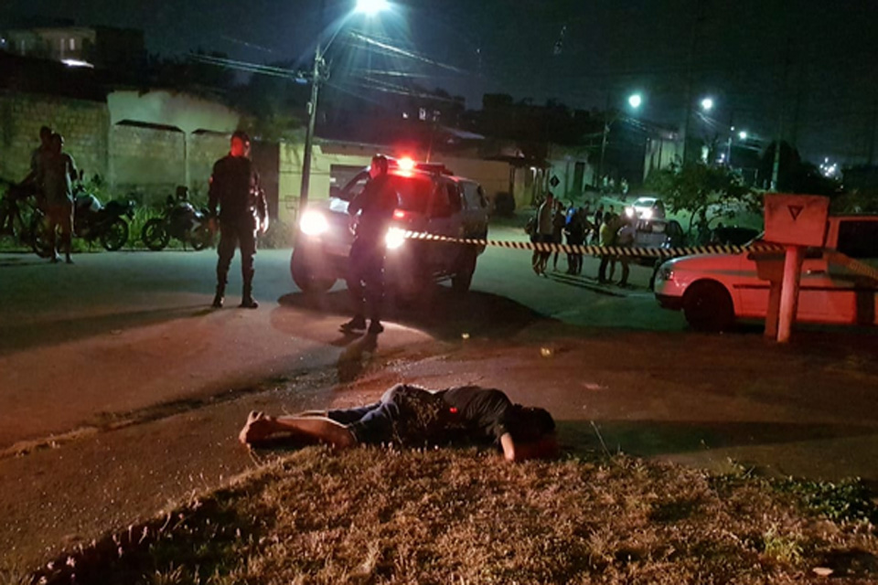 Homem é executado a tiros por dupla em moto no bairro areal