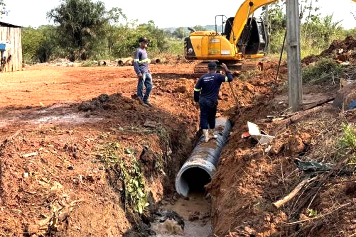 Prefeitura realiza serviços de drenagem e terrapalnagem n bairro Itaporanga