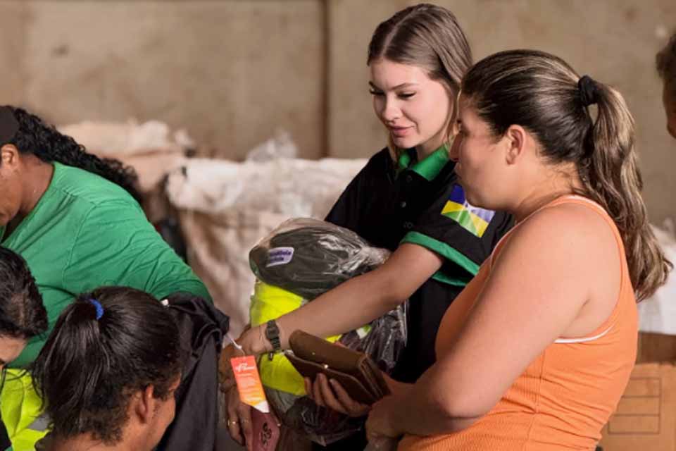 Colaboradores e cooperados da cooperativa de coleta seletiva de Espigão do Oeste receberam Kits de EPI