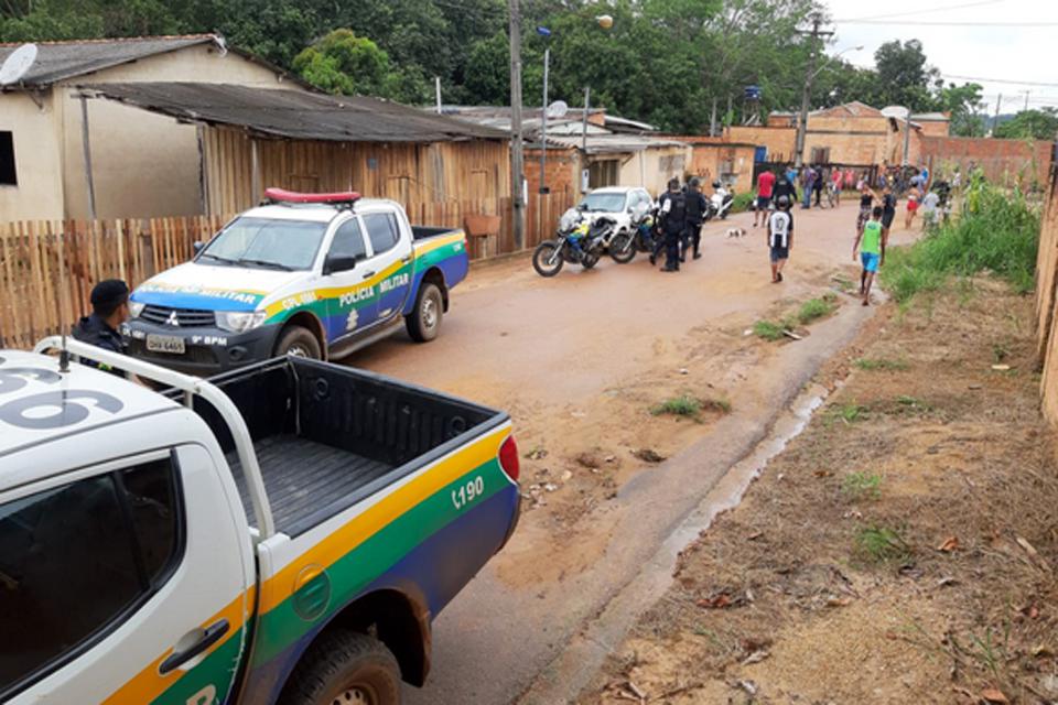 Assaltantes trocam tiros com polícia e fogem entrando na mata