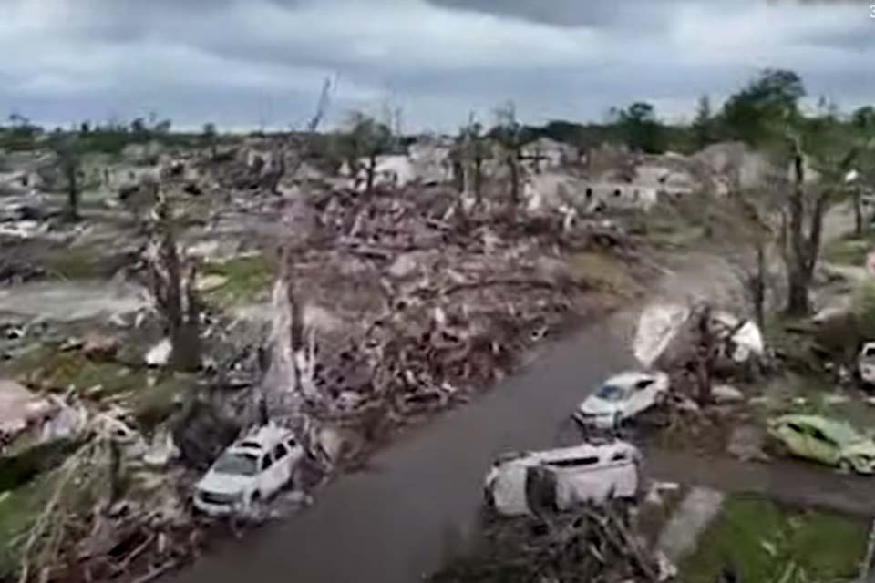 Tornado destrói cidade dos Estados Unidos e deixa mortos