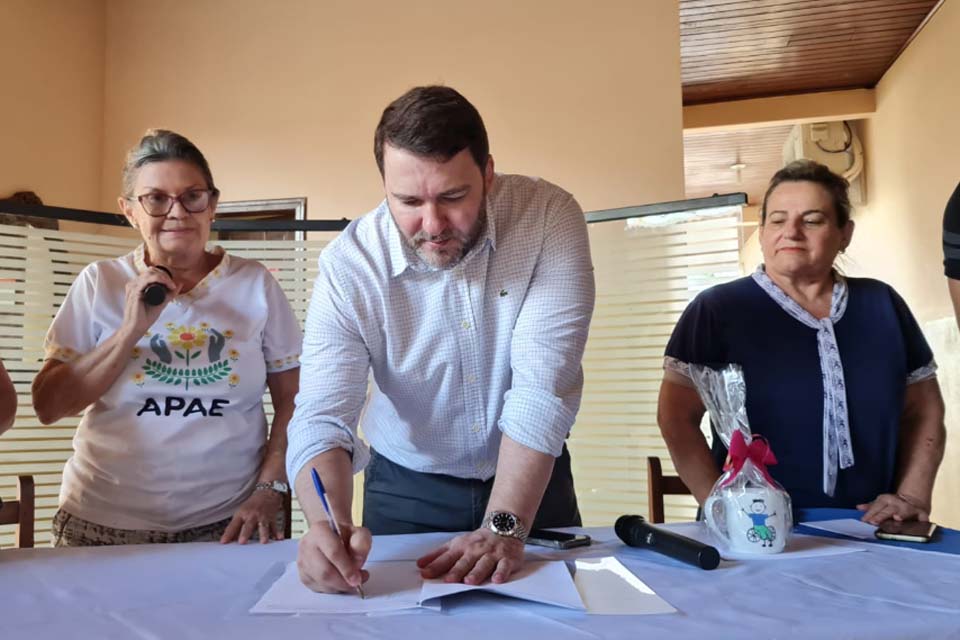 APAE recebe R$ 135 mil para projeto de prevenção de pânico e de incêndio fruto de emenda do deputado Alex Redano