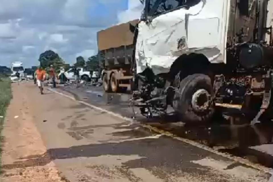Colisão entre carretas deixa motorista gravemente ferido na BR-364