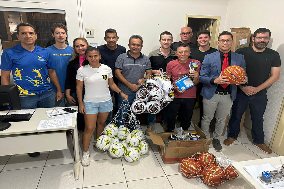 Semes entrega materiais esportivos para equipes que participarão do JIR