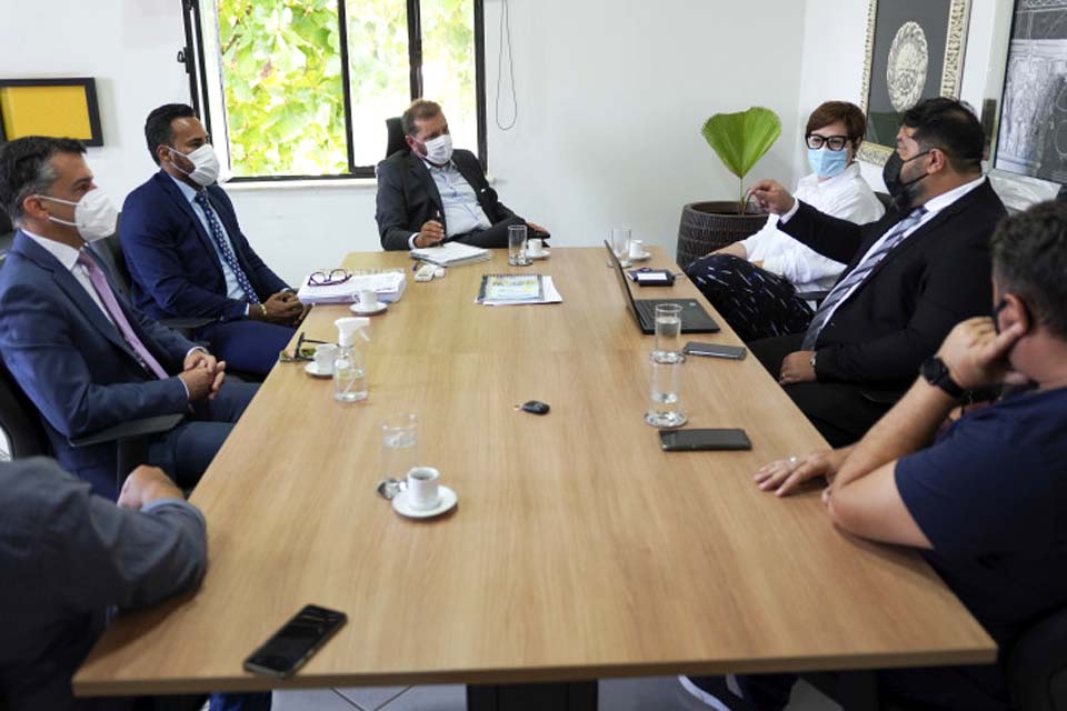 Prefeito Hildon Chaves recebe diretores da Hidrovias do Brasil; empresa brasileira está em processo de investimentos na capital