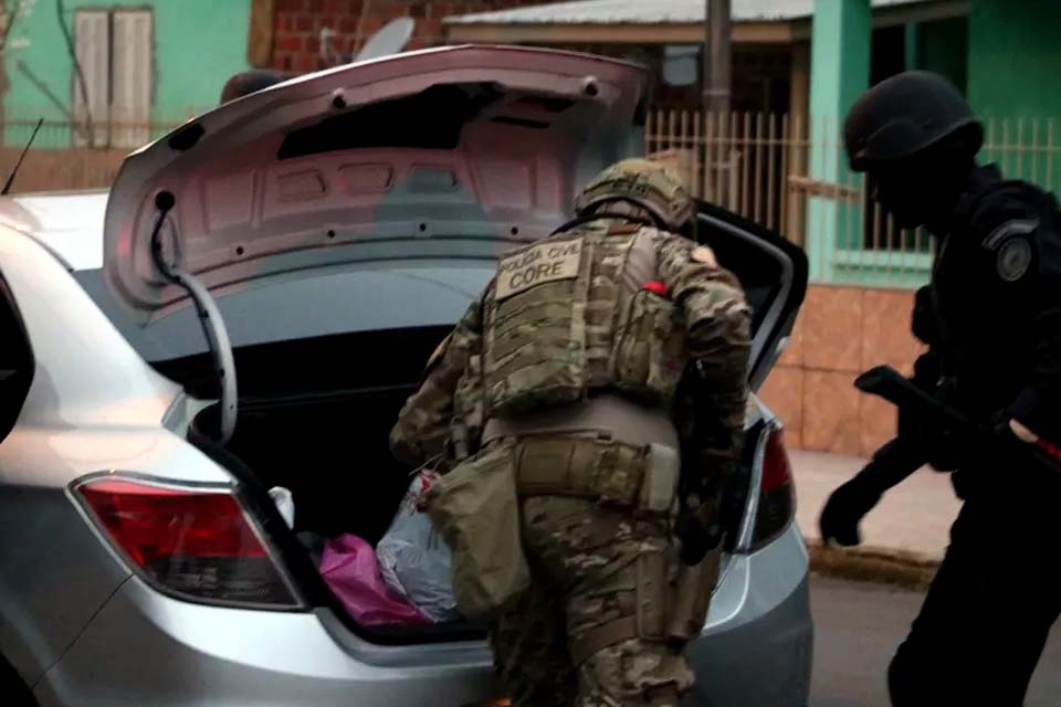 Polícias fazem operação para desfazer quadrilha de carros roubos