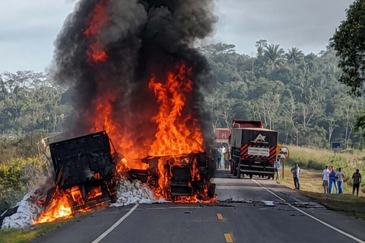 Colisão entre caminhões causa lentidão na BR-364 perto de Ariquemes