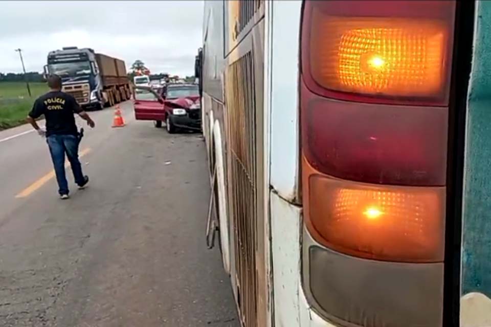 Oficial de justiça morre após colidir carro em ônibus na BR-364