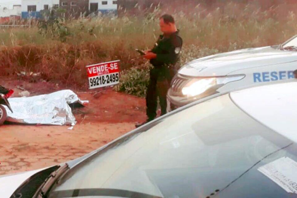 Mulher de 20 anos é morta com várias facadas na frente do filho de três anos