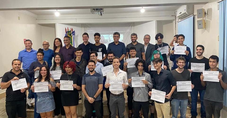 28 formandos de projeto da UNIR com a Motorola recebem certificado