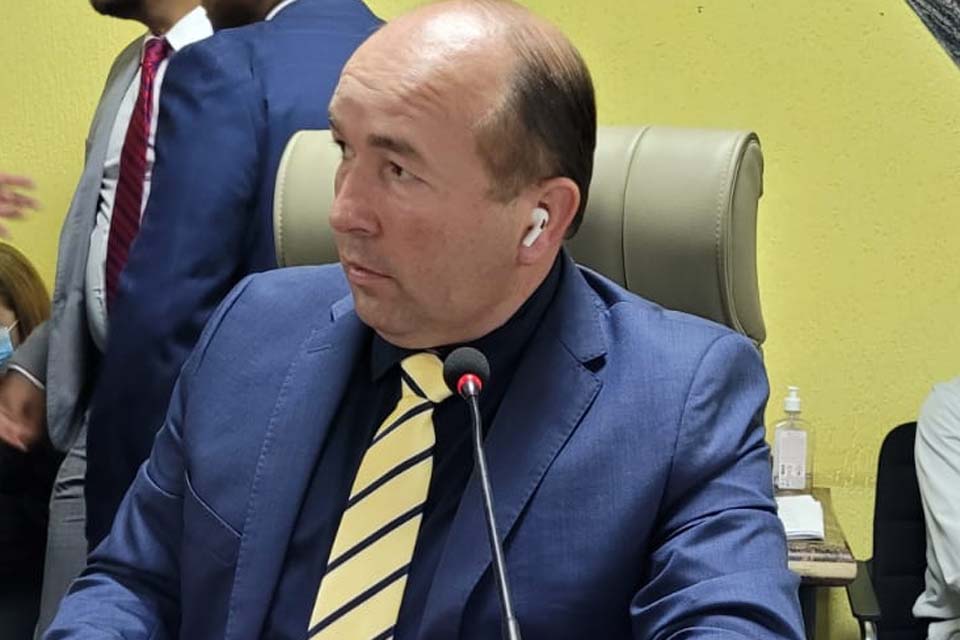 Após intervenção de Edwilson Negreiros, prefeitura faz operação tapa-buracos na Estrada de Santo Antônio