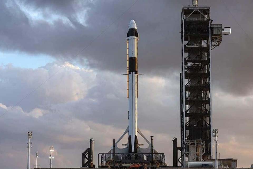 Lançamento de astronautas da Nasa com foguete da SpaceX é adiado