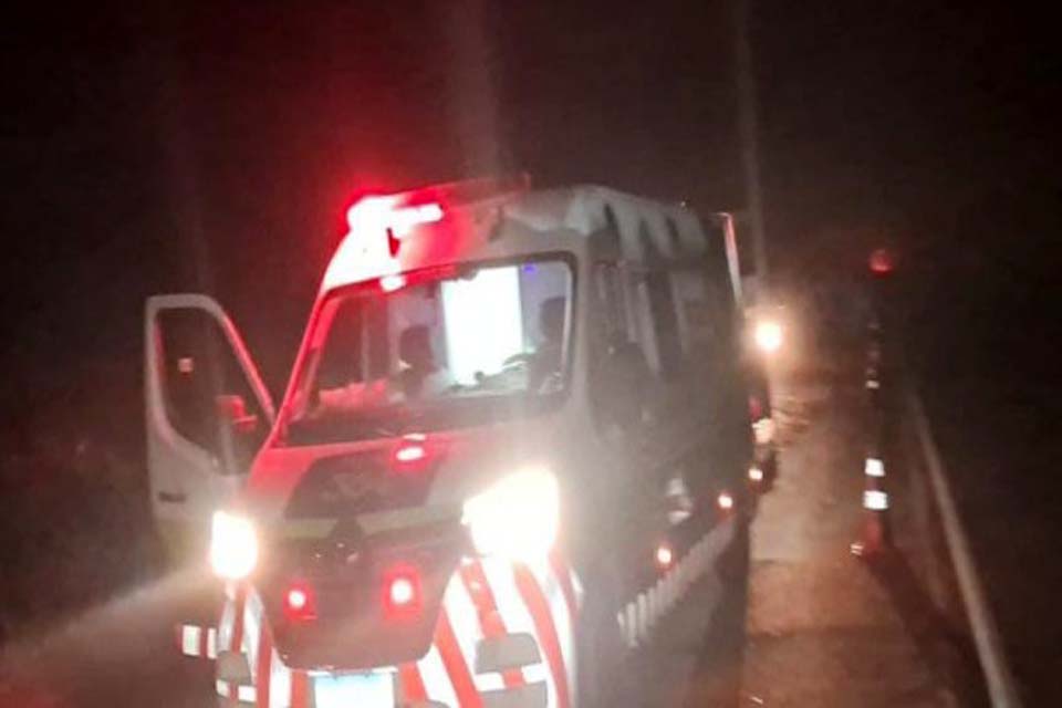 Três pessoas ficam feridas após caminhonete colide com caminhão na BR-364