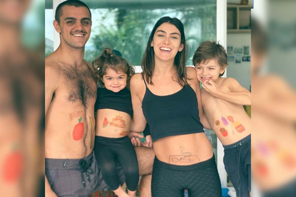 Felipe Simas entrega 3ª gravidez da mulher em foto curiosa com filhos
