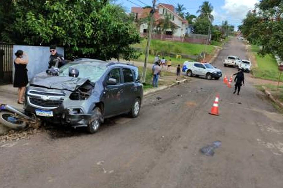 Casal fica em estado gravíssimo após moto ser atingida por carro 
