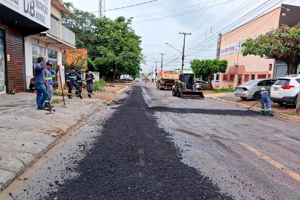 Equipes da Prefeitura de Ji-Paraná atuam alternadamente na recuperação de ruas